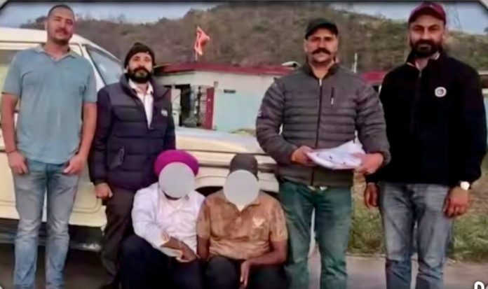 चिट्टा आरोपी सिरमौर पुलिस ने बड़ी कार्रवाई करते हुए अंतरराज्यीय चिट्टा गिरोह का पर्दाफाश किया है। नाहन में तैनात डिटेक्शन सेल की टीम ने गुप्त सूचना के आधार पर पंजाब के दो युवकों को काबू किया, जिनके कब्जे से 294 ग्राम चिट्टा (हेरोइन) बरामद किया गया है।