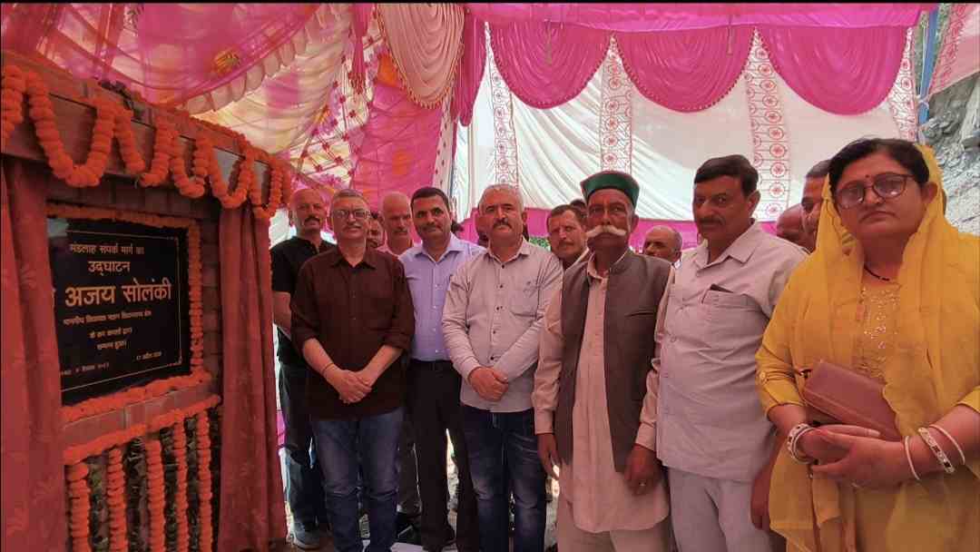 काटल-मंडलाहां सड़क का शुभारंभ करते विधायक अजय सोलंकी।