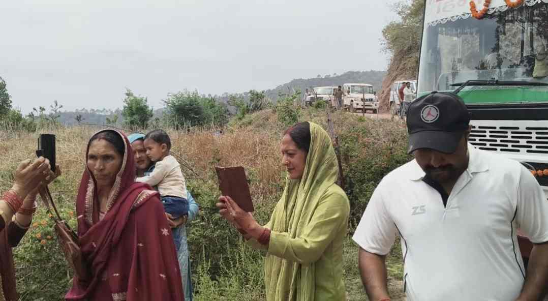 मंडलाहां गांव में पहली बार बस पहुंचने पर सेल्फी लेतीं महिलाएं।