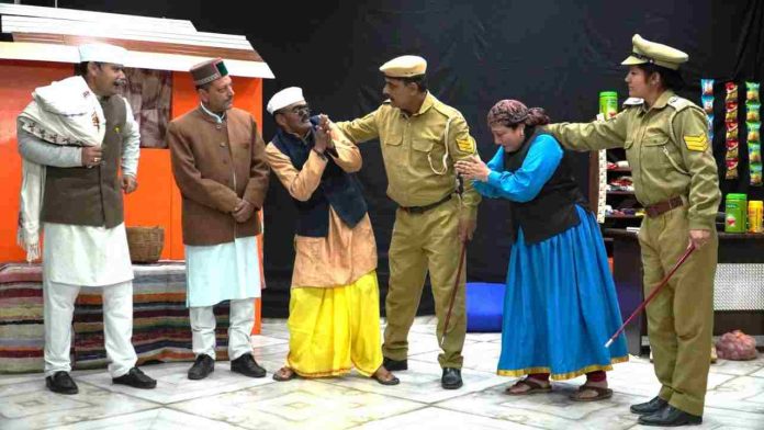 'Shahukaran Ra Swang' हाब्बी मानसिंह कला केंद्र में मंचित 'शाहूकारों रा स्वांग' ने अपने तीखे कथानक और दमदार प्रस्तुति के जरिए सामाजिक बुराइयों पर सीधा प्रहार किया। जिला सिरमौर के पझौता के जालग स्थित हाब्बी मानसिंह कला केंद्र में गत दिवस संस्कृति मंत्रालय, भारत सरकार के सौजन्य से गुरु-शिष्य परंपरा के अंतर्गत शाहूकारों रा स्वांग लोकनाट्य का मंचन किया गया।