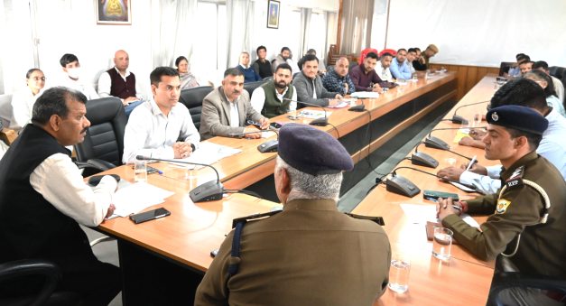 मंडी में जिला स्तरीय नार्को समन्वय समिति की बैठक मंडी में जिला स्तरीय नार्को समन्वय समिति की बैठक की अध्यक्षता करते अतिरिक्त जिला दंडाधिकारी डॉ. मदन कुमार।