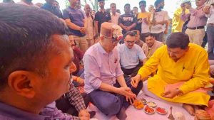 जिला सिरमौर के नाहन विधानसभा क्षेत्र की वर्षों से लंबित बनोग-धार क्यारी-कांशीवाला वैकल्पिक बाईपास सड़क का आखिरकार गुरूवार को निर्माण कार्य शुरू हो गया है। विधायक अजय सोलंकी ने भूमि पूजन कर इस बहुप्रतिक्षित परियोजना का विधिवत शुभारंभ किया। इसके साथ ही गोशाला से बोगरिया तक बनने वाली सड़क का भी उन्होंने शिलान्यास किया, जिससे क्षेत्र को एक साथ दो सड़क परियोजनाओं की सौगात मिली।