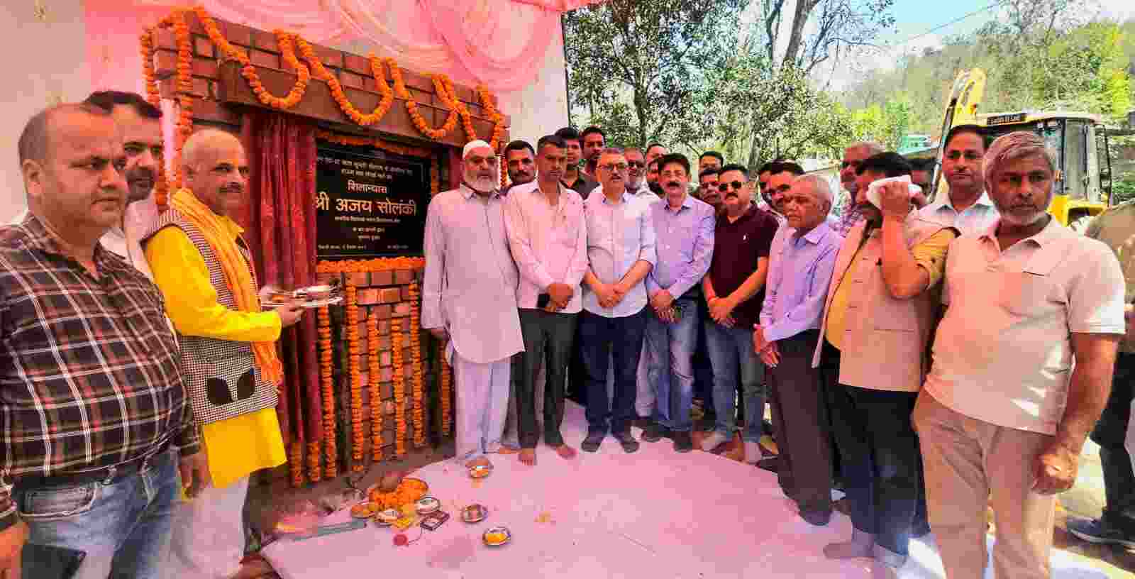 जिला सिरमौर के नाहन विधानसभा क्षेत्र की वर्षों से लंबित बनोग-धार क्यारी-कांशीवाला वैकल्पिक बाईपास सड़क का आखिरकार गुरूवार को निर्माण कार्य शुरू हो गया है। विधायक अजय सोलंकी ने भूमि पूजन कर इस बहुप्रतिक्षित परियोजना का विधिवत शुभारंभ किया। इसके साथ ही गोशाला से बोगरिया तक बनने वाली सड़क का भी उन्होंने शिलान्यास किया, जिससे क्षेत्र को एक साथ दो सड़क परियोजनाओं की सौगात मिली।