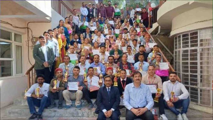 65 करोड़ का बीमा, 1.50 करोड़ प्रीमियम… सोलन डाक मंडल ने रचा रिकॉर्ड, उपलब्धि पर 100+ कर्मचारी सम्मानित