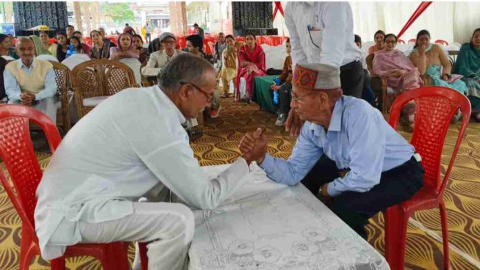 राज्य स्तरीय ग्रीष्मोत्सव घुमारवीं- 2026 के अंतर्गत मंगलवार को तीसरे दिन वरिष्ठ नागरिकों के लिए विभिन्न मनोरंजक गतिविधियों का आयोजन किया गया, जिनमें म्यूजिकल चेयर रेस और पंजा लड़ाना शामिल है।