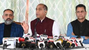 प्रेस कांफ्रेंस जयराम ठाकुर उन्होंने कहा कि यह कोई सामान्य घटना नहीं है, बल्कि यह इस बात का संकेत है कि प्रदेश में कानून व्यवस्था पूरी तरह चरमरा चुकी है। जिस तरह से एक बेटी की बेरहमी से हत्या की गई, वह अत्यंत दुखद और चिंताजनक है।