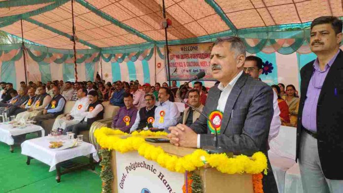 नगर एवं ग्राम नियोजन, आवास, तकनीकी शिक्षा, व्यावसायिक एवं औद्योगिक प्रशिक्षण मंत्री राजेश धर्माणी ने कहा कि प्रदेश सरकार बहुतकनीकी कॉलेजों और अन्य तकनीकी शिक्षण संस्थानों को बदलती परिस्थितियों के अनुसार सुदृढ़ करने जा रही है और बहुतकनीकी कॉलेजों में शिक्षकों के 60 पद भरे जा रहे हैं।