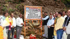 संजय अवस्थी शनिवार को अर्की विधानसभा क्षेत्र की ग्राम पंचायत दाड़ला के गांव धोबटन में ‘सरकार आपके द्वार’ कार्यक्रम के तहत जन समस्याएं सुनने के उपरांत उपस्थित जनसमूह को संबोधित कर रहे थे।