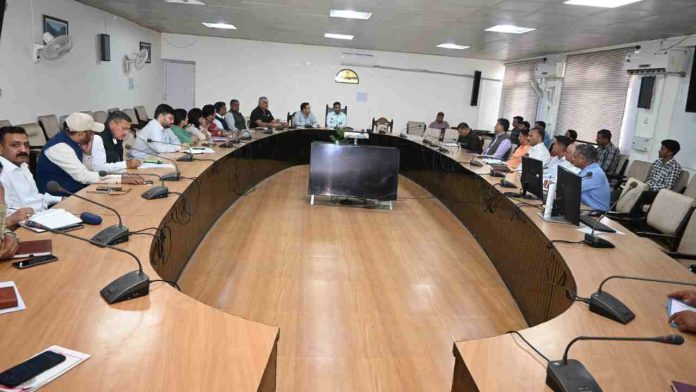 हिमाचल दिवस को लेकर बिलासपुर में बैठक जिला स्तरीय हिमाचल दिवस समारोह के सफल आयोजन को लेकर मंगलवार को उपायुक्त राहुल कुमार की अध्यक्षता में बचत भवन में बैठक आयोजित की गई। बैठक में समारोह की तैयारियों की विस्तार से समीक्षा की गई तथा विभिन्न विभागों को आवश्यक दिशा-निर्देश जारी किए गए।