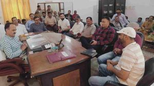 ददाहू में मंगलवार को रेणुका बांध विस्थापित संघर्ष समिति की अहम बैठक आयोजित हुई, जिसमें दर्जनों लोगों ने भाग लिया। बैठक समिति के अध्यक्ष विजय ठाकुर के नेतृत्व में हुई और इसमें विस्थापितों की लंबित मांगों को लेकर विस्तार से चर्चा की गई।