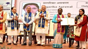राष्ट्रपति द्रौपदी मुर्मू ने एम्स बिलासपुर के प्रथम स्नातक बैच के 92 विद्यार्थियों को प्रदान की उपाधियां, 5 को गोल्ड मेडल