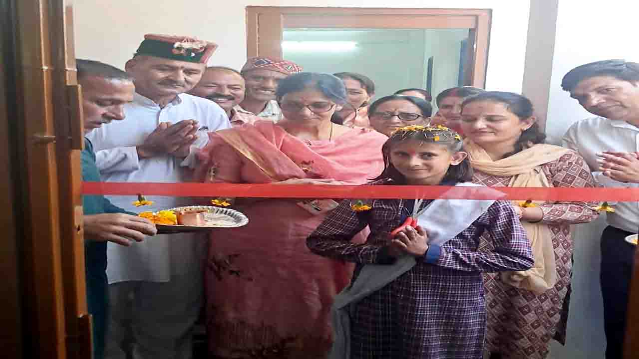 सरकारी मदद का नहीं किया इंतजार, ग्रामीणों ने खुद बीड़ा उठाकर तैयार किया चार कमरों का स्कूल भवन, बच्ची से करवाया लोकार्पण