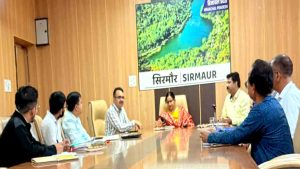 मार्च 2027 से पहले बेसहारा गोवंश मुक्त होगा सिरमौर, DCC की बैठक में उपायुक्त ने दिए ये निर्देश