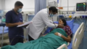 हिमाचल प्रदेश के मंडी जिले के थाची क्षेत्र में एक महिला के गंभीर हालत में जंगल में मिलने से सनसनी फैल गई। शुरुआत में ग्रामीणों को लगा कि महिला पर तेंदुए ने हमला किया है, लेकिन देर रात महिला के होश में आने के बाद मामला पूरी तरह पलट गया।