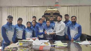नेपाल में आयोजित होने वाली 7वीं एशियन स्वात (फ्रेंच किकबॉक्सिंग) प्रतियोगिता के लिए भारतीय टीम में चयनित हिमाचल प्रदेश के 10 खिलाड़ियों को उपायुक्त मंडी अपूर्व देवगन ने भारतीय ध्वज सौंपकर काठमांडू के लिए रवाना किया।