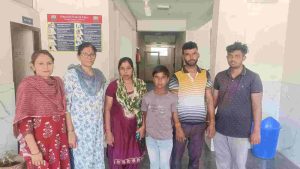 पुलिस जिला बद्दी के महिला पुलिस थाना की टीम ने सतर्कता और मानवीय संवेदनशीलता का परिचय देते हुए सड़क पर मिले एक नाबालिग बच्चे को सुरक्षित उसके परिजनों तक पहुंचाया।