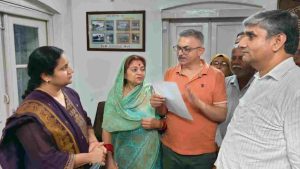 विधायक अजय सोलंकी की अगुवाई में नाहन में प्रदर्शन करते कांग्रेस कार्यकर्ता।