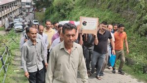 जिस बस में अपना कर्तव्य निभाते हुए वर्षों तक यात्रियों को उनकी मंजिल तक पहुंचाया, उसी बस से हिमाचल पथ परिवहन निगम (HRTC) के परिचालक सुरेंद्र ठाकुर अपनी अंतिम यात्रा पर निकले।