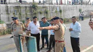 पांवटा साहिब उपमंडल में बाता नदी पर बना 60 के दशक का पुराना पुल सोमवार दोपहर बाद पानी के तेज बहाव के कारण क्षतिग्रस्त होकर ढह गया।