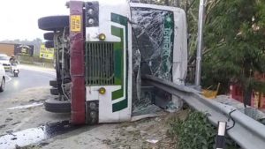 हिमाचल में सड़क पर पलटी HRTC बस, चालक-परिचालक समेत 6 घायल, मची अफरा-तफरी, टला बड़ा हादसा