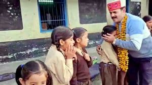 चंबा में शिक्षक की विदाई पर रो पड़ा पूरा स्कूल; बिलखते बच्चों को गले लगाकर बोले मास्टर साहब- 'मैं फिर आऊंगा बेटा'