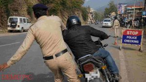 जिला सिरमौर के रेणुकाजी क्षेत्र में ट्रैफिक चेकिंग के दौरान एक तेज रफ्तार बाइक चालक ने पुलिस कार्रवाई से बचने के प्रयास में ड्यूटी पर तैनात पुलिसकर्मी को हेलमेट से टक्कर मार दी।