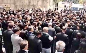 राजधानी शिमला में प्रतिबंधित मार्गों पर पुलिस प्रशासन की ओर से की जा रही सख्ती के विरोध में मंगलवार को अधिवक्ताओं का गुस्सा सड़कों पर फूट पड़ा।
