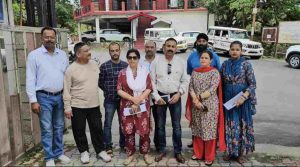 शुक्रवार को भाजपा समर्थित पार्षद जिलाधीश कार्यालय पहुंचे और जिलाधीश के नाम ज्ञापन सौंपते हुए आरोप लगाया कि नाहन की जनता द्वारा दिए गए स्पष्ट जनादेश की अनदेखी की जा रही है।