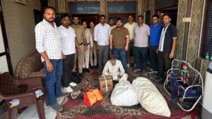 प्रतिबंधित दवाइयों के साथ पकड़ा गया आरोपी। नशे के अवैध कारोबार के खिलाफ चलाए जा रहे अभियान के तहत पुलिस और ड्रग विभाग की संयुक्त टीम ने बड़ी कार्रवाई करते हुए एक रिहायशी मकान से हजारों प्रतिबंधित दवाइयां बरामद की हैं।