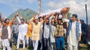 ग्राम पंचायत भराड़ी में आगाई महाराज और केलश्वर महाराज की करीब 800 वर्ष पुरानी देव परंपरा से जुड़े मंदिर का नव निर्माण पूरा होने के बाद रविवार को कुरुड़ कार्यक्रम आयोजित किया गया।