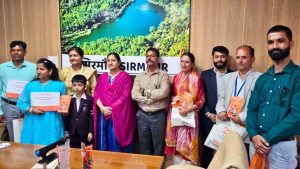 सिरमौर के इन शिक्षकों को मिला संपर्क फाउंडेशन टॉप टीचर अवॉर्ड, DC प्रियंका वर्मा ने किया सम्मानित