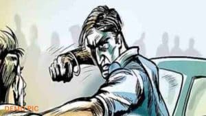 जिला सिरमौर के श्री रेणुकाजी क्षेत्र में रास्ते में गाड़ी हटाने को लेकर हुए विवाद ने मारपीट का रूप ले लिया। आरोप है कि डंडों से हमला करने पर युवक के हाथ की कलाई टूट गई। पुलिस ने मामले में केस दर्ज कर जांच शुरू कर दी है।