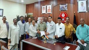 Members of the community meeting the Chairperson of the Scheduled Castes Commission नाबालिग से जुड़े मामले में SC-ST एक्ट लगाने की मांग, आयोग अध्यक्ष ने SP ऊना को दिए कार्रवाई के निर्देश