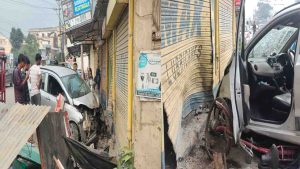 पांवटा साहिब में अनियंत्रित कार ने साइकिल सवार महिला को मारी जोरदार टक्कर, दुकान के शटर से टकराई; हालत गंभीर VIDEO