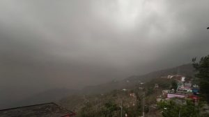 सिरमौर में रविवार को मौसम ने अचानक ऐसा करवट बदला कि सुबह खिली तेज धूप के बाद अचानक ही अंधेरा छा गया। देखते ही देखते आसमान पर काले बादल मंडराने लगे और तेज आंधी-तूफान के साथ बिजली की कड़क ने लोगों को डरा दिया।