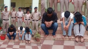 सोलन की एसआईयू टीम ने गुप्त सूचना के आधार पर कार्रवाई करते हुए एक आल्टो कार से चिट्टे (हेरोइन) की खेप और नकदी बरामद कर युवती समेत तीन आरोपियों को गिरफ्तार किया है।