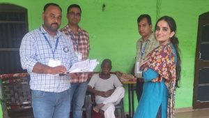 हमीरपुर में जनगणना। उपायुक्त एवं जिला हमीरपुर की प्रधान जनगणना अधिकारी गंधर्वा राठौड़ ने बुधवार को फील्ड में पहुंचकर जनगणना-2027 के पहले चरण के तहत चल रहे मकानों की गणना एवं सूचीकरण कार्य का निरीक्षण किया।