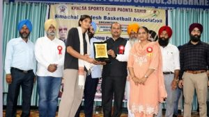 खिलाड़ियों को सम्मानित करते खेल मंत्री यादवेंद्र गोमा। युवा सेवा एवं खेल, आयुष तथा विधि मंत्री यादवेंद्र गोमा ने सिरमौर जिला के पांवटा साहिब में आयोजित हुई तीन दिवसीय साहिब जादा बाबा अजीत सिंह 34वीं राज्य युवा बास्केटबाल बाॅल प्रतियोगिता के समापन अवसर पर बतौर मुख्य अतिथि भाग लिया।