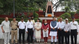कारगिल विजय दिवस के अवसर पर रविवार को सिरमौर जिला मुख्यालय नाहन स्थित शहीद स्मारक स्थल पर सांसद सुरेश कश्यप, उपायुक्त सिरमौर प्रियंका वर्मा, पुलिस अधीक्षक सिरमौर निश्चिंत सिंह नेगी ने देश के अमर शहीदों को पुष्पचक्र भेंट कर श्रद्धांजलि अर्पित की।