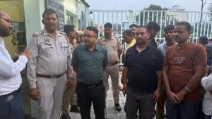 सिरमौर के औद्योगिक क्षेत्र कालाअंब के मोगीनंद स्थित वुड स्टॉक लैमिनेट्स लिमिटेड में सांप के काटने से एक मजदूर की मौत के बाद रविवार को फैक्ट्री परिसर के बाहर तनावपूर्ण स्थिति बन गई।
