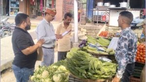 दुकानों पर निर्धारित मूल्य सूची प्रदर्शित न करना फल एवं सब्जी विक्रेताओं को भारी पड़ा।