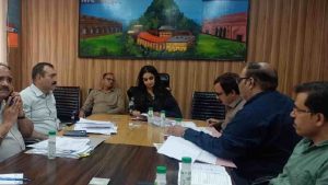 डीसी ने कहा कि भीड़-भाड़ वाले क्षेत्रों में स्पीड ब्रेकर्स लगाने, जैबरा क्रॉसिंग्स, बस स्टॉप्स की मार्किंग, पार्किंग एवं नो-पार्किंग जोन चिह्नित करके जहां यातायात को सुचारू बनाए रखने में मदद मिलेगी, वहीं सड़क दुर्घटनाओं में भी कमी आएगी।