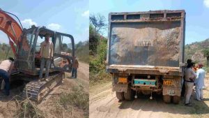 पुलिस थाना मानपुरा की टीम ने वीरवार को विशेष कार्रवाई के दौरान दोनों वाहनों को अवैध खनन गतिविधियों में संलिप्त पाया।