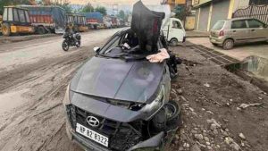 नेरचौक के पास डडौर में तेज रफ्तार कार सड़क किनारे खड़े हाइड्रा से जा टकराई, जिसमें कार सवार तीन युवकों की मौके पर ही मौत हो गई, जबकि दो अन्य गंभीर रूप से घायल हो गए। हादसा गत सोमवार रात पेश आया।