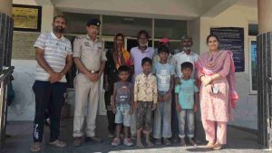 बद्दी बैरियर के पास रोते-बिलखते मिले चार छोटे बच्चों को महिला पुलिस थाना बद्दी की टीम ने मानवता और संवेदनशीलता का परिचय देते हुए सकुशल उनके परिजनों से मिलवा दिया।