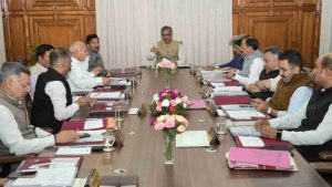 मंत्रिमंडल ने विभिन्न विभागों द्वारा अलग-अलग कारणों से पहले अस्वीकृत किए गए करुणामूलक नियुक्ति के मामलों पर पुनर्विचार करने को मंजूरी दी।