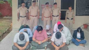 पुलिस ने इस कार्रवाई को चक्की मोड़ के समीप स्थित एक होटल में अंजाम दिया, जहां एक कमरे में महिला सहित 10 लोगों को ताश के पत्तों पर नकद राशि दांव पर लगाकर जुआ खेलते हुए रंगे हाथों गिरफ्तार किया है।