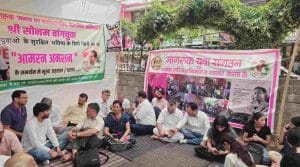 दिल्ली के जंतर-मंतर पर पिछले 20 दिनों से अनशन पर बैठे पर्यावरणविद व वैज्ञानिक सोनम वांगचुक के आंदोलन को अपना समर्थन देते हुए सोलन के चिल्ड्रन पार्क में सैकड़ों युवाओं, महिलाओं, सेवानिवृत्त प्रशासनिक अधिकारियों और बुद्धिजीवियों ने एक दिवसीय भूख हड़ताल और सांकेतिक धरना दिया।