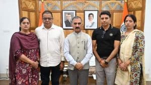 स्ट्रेट ऑफ होर्मुज में हाल ही में जान गंवाने वाले हमीरपुर निवासी आदित्य शर्मा के परिजनों ने न्याय की मांग को लेकर मुख्यमंत्री सुखविंद्र सिंह सुक्खू से मुलाकात की। परिजनों ने मामले को केंद्र सरकार के समक्ष प्रभावी ढंग से उठाने की अपील की।