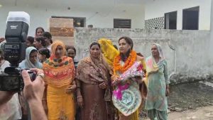 घने जंगलों से होकर रोज 11 किलोमीटर पैदल चलकर पढ़ाई करने वाली और सामाजिक बंदिशों को चुनौती देकर स्वास्थ्य सेवा के क्षेत्र में अपनी अलग पहचान बनाने वाली स्वास्थ्य शिक्षिका कृष्णा राठौर शुक्रवार को 38 वर्षों से अधिक के गौरवपूर्ण सेवाकाल के बाद सम्मानपूर्वक सेवानिवृत्त हो गईं।
